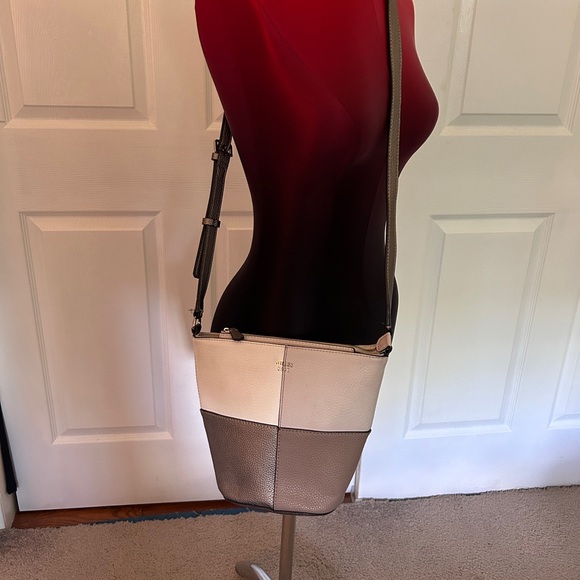 Guess Cross Body Bag - Picture 2 of 10